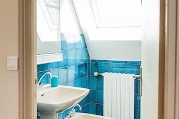 Salle de bain avec baignoire à l'étage